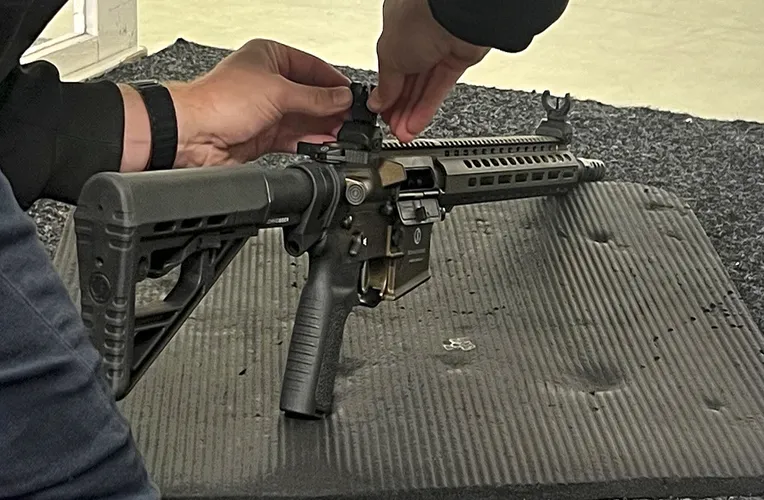 Een AR-15 is een groot kaliber geweer dat binnen de schietsportvereniging SV Beilen wordt gebruikt