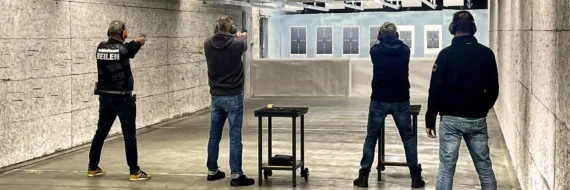 Drie schutters en een baancommandant tijdens een Service Pistol wedstrijd binnen SV Beilen