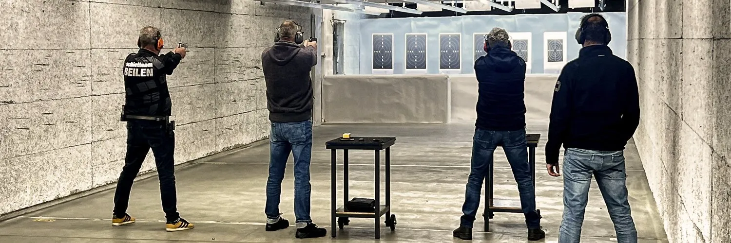 Drie schutters en een baancommandant tijdens een Service Pistol wedstrijd binnen SV Beilen