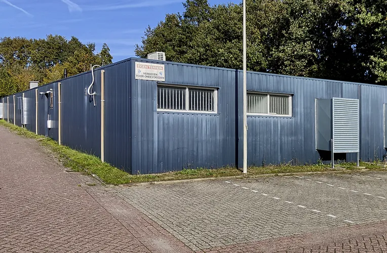 Het getoonde gebouw met parkeerplaatsen daaromheen is het 't Schiethuus van de schietsportverening SV Beilen