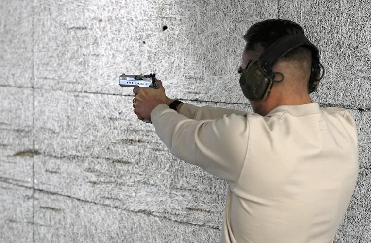 Service Pistol is een relatief nieuwe dynamische discipline binnen de schietsport